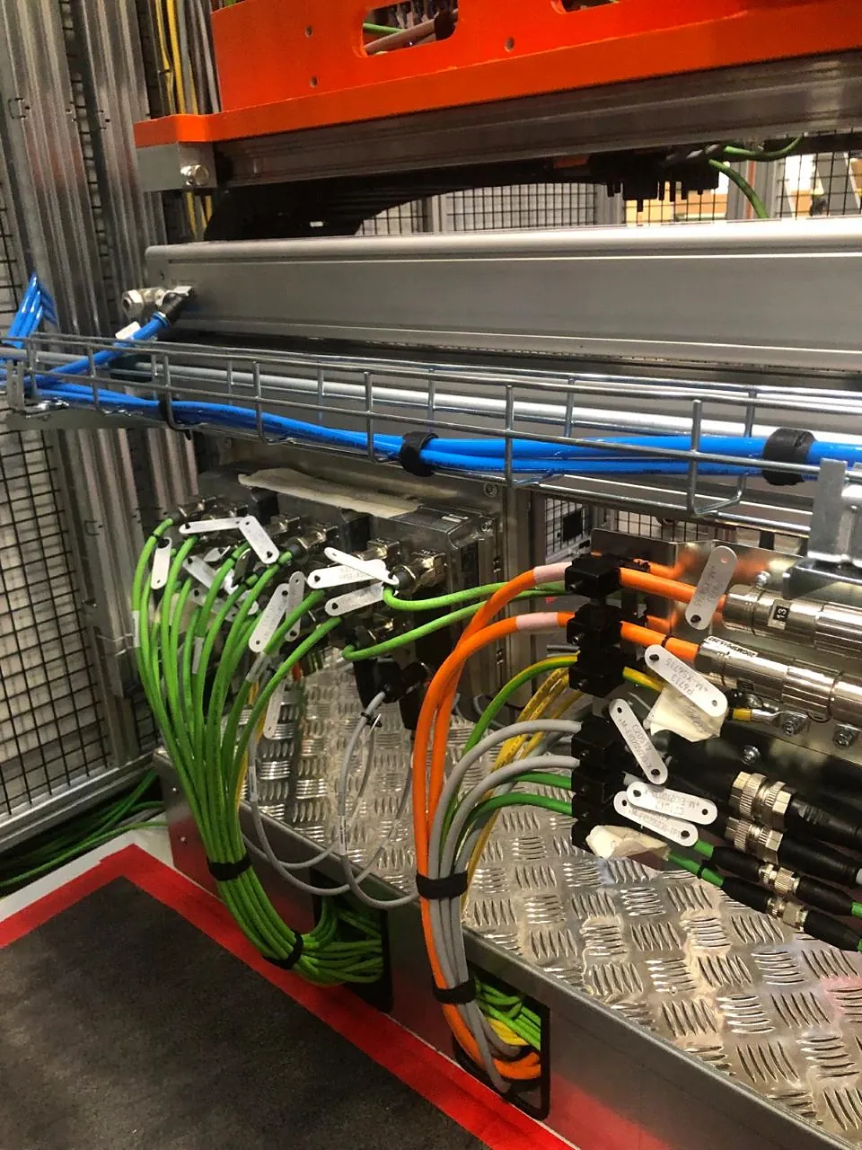 Robot cell with cabinet and cable routing