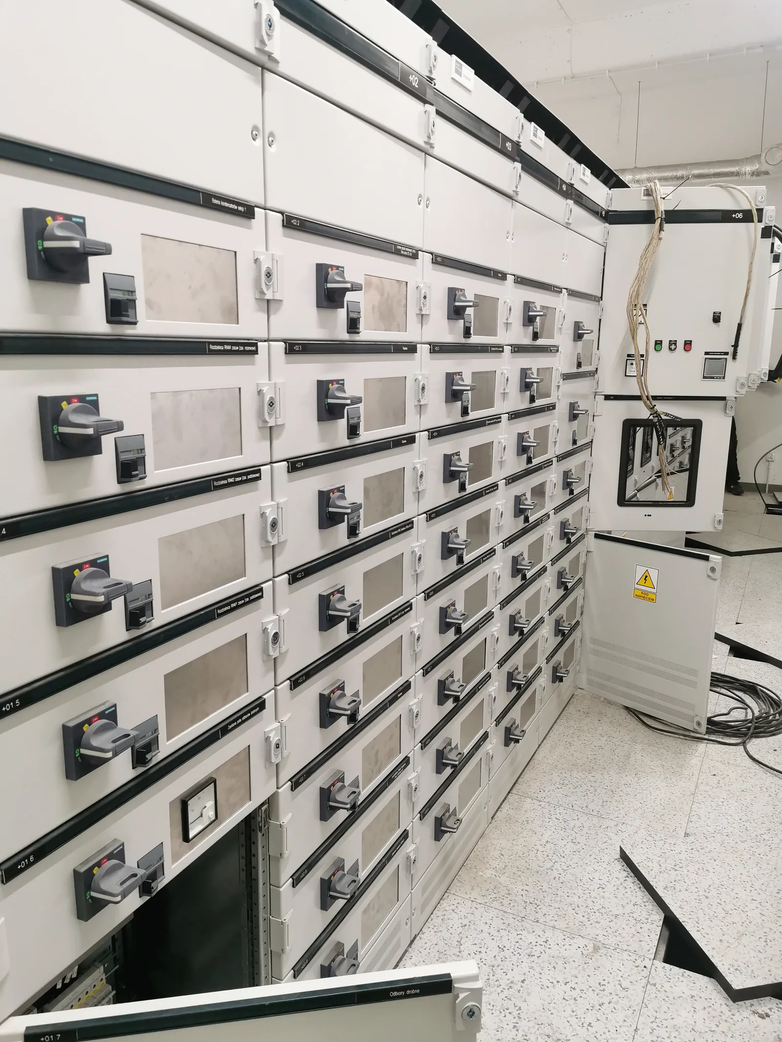 Low-voltage switchgear with withdrawable feeder units