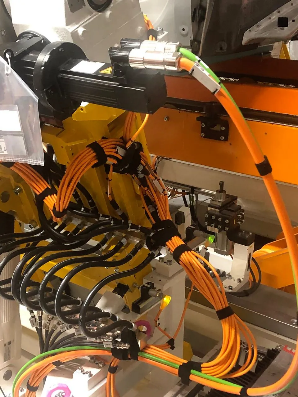 Robot dress pack with routed power and signal cables