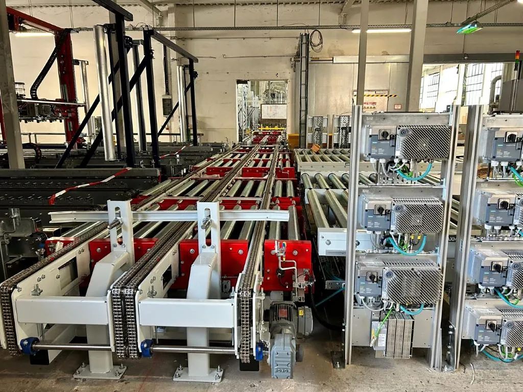 Conveyor line with cable routes and distributed I/O cabinets