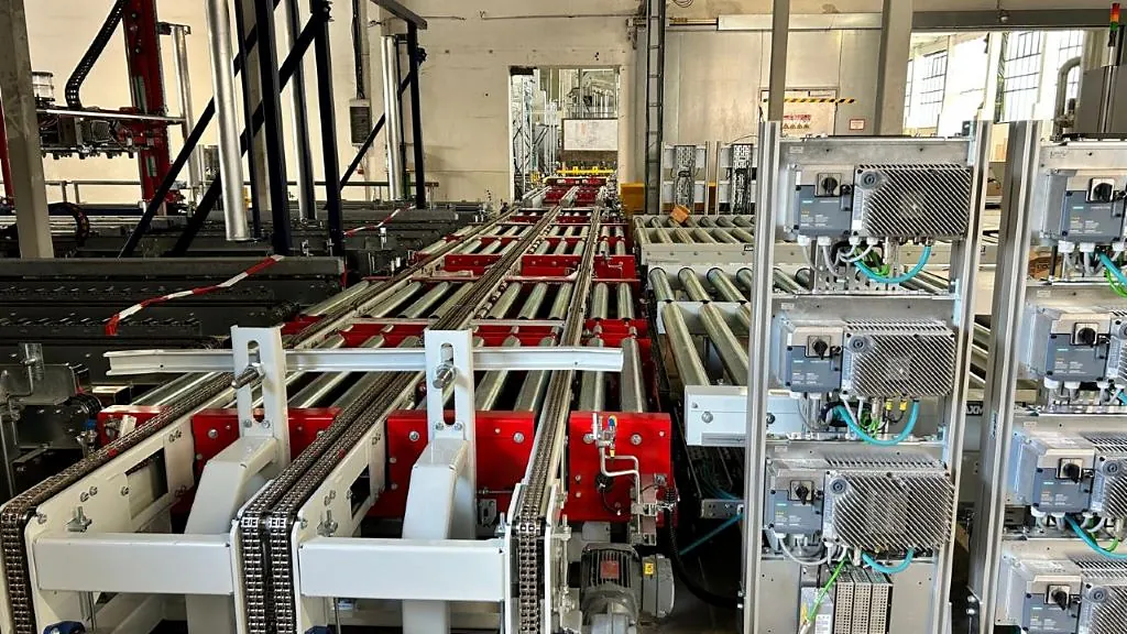 Conveyor line with cable routes and distributed I/O cabinets